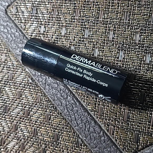 Dermablend Quick-Fic Body Foundation Stick - Picture 3 of 7